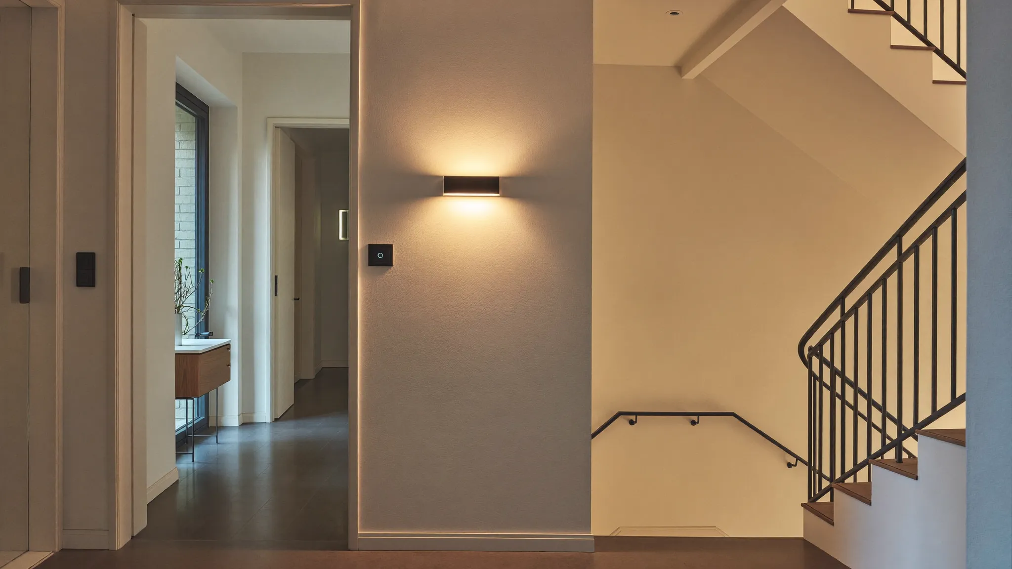 Rellano de escalera de una comunidad de vecinos con iluminación LED y detector de presencia en Sant Cugat del Vallès