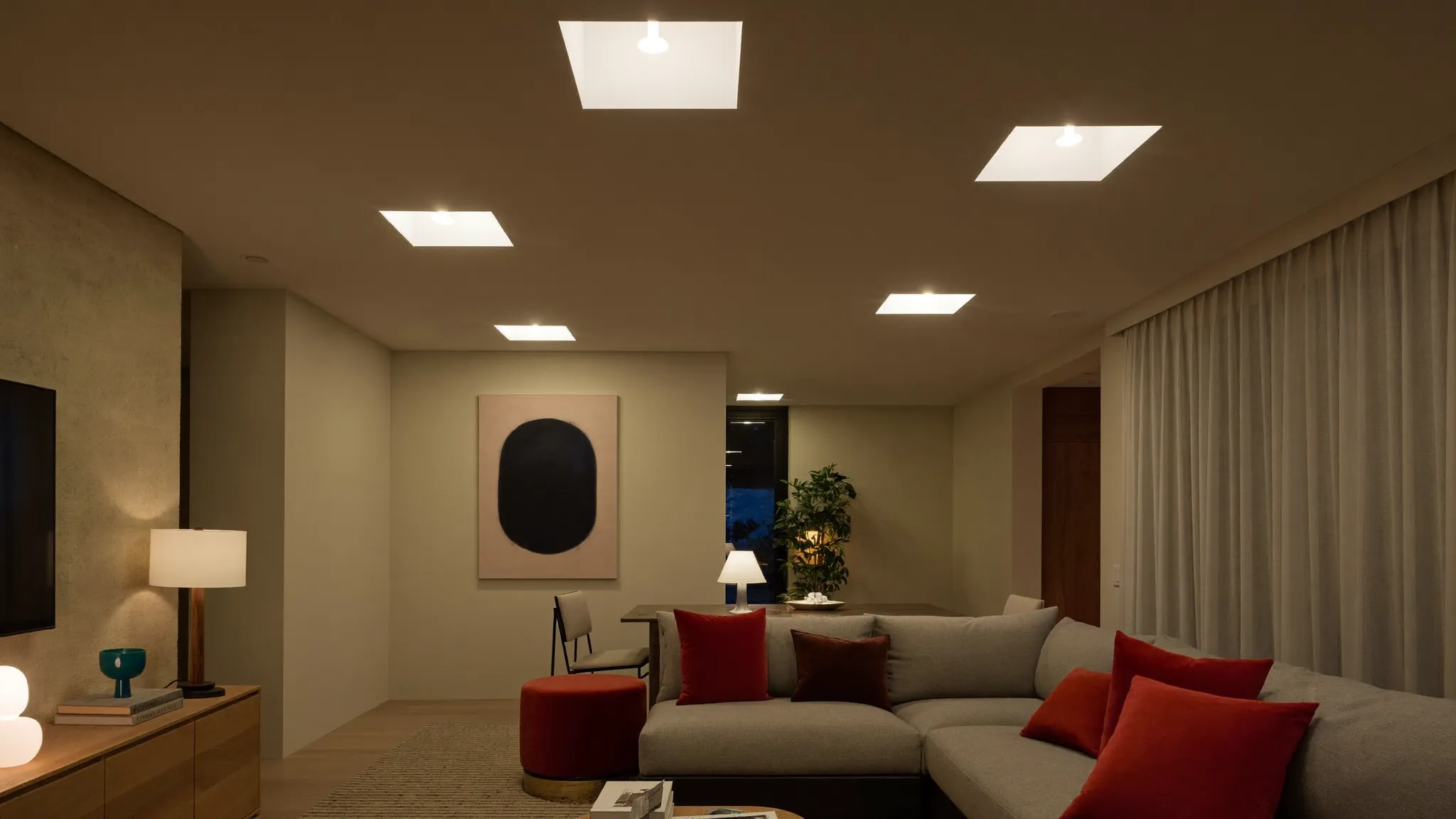 Salón con focos LED empotrados de luz cálida instalados en una vivienda de Sant Cugat del Vallès